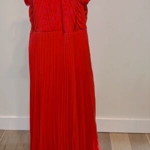 Monique Lhuillier Vibrant Red Gown